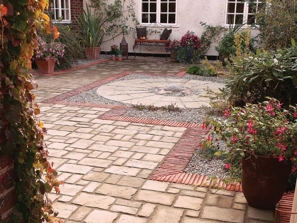 Beautiful backyard full of laid out with concrete pavers
